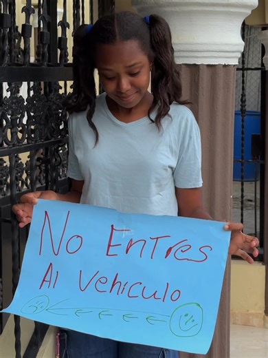 🤖🥺Niña inteligente salvó a esta mujer con un letrero😬 🤖🥺Smart girl saved this woman with a sign😬 #usa #woman #family #drama #reflection