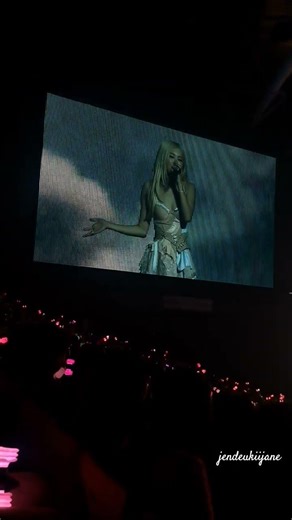 The loudest shout & goosebumps in the dark after hearing STAY🥺 #blackpink #jennie #lisa #jisoo #rosé