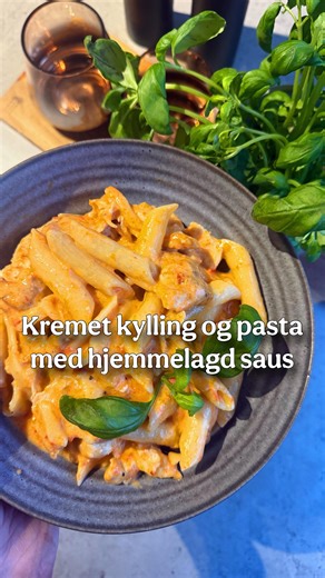 Kremet pasta m/kylling 🍜 Enkelt, næringsrikt og familievennlig • Alt du trenger er: 400g kyllingfilet 150-200g ukokt pasta 1/2 boks cottage cheese mager 1/2 boks creme frache 17% 50g valgfri revet ost 4 fedd hvitløk, 2 paprika Salt, pepper, hvitløkspulver, paprika pulver Sett pasta på kok. Ovnsbak paprika og hvitløk på 200gr i ca 15 minutter. Kutt opp kyllingen og krydre med salt, pepper, hvitløk og paprika. Ovnsbak, stek eller airfry kyllingen. Når paprika og hvitløk er mør, tilsetter du cotta