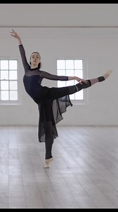 WAIT FOR THE TIPS AT THE END - TRY THIS ✨👇 This is from my stamina intermediate centre - simple and repetitive combinations to focus more on technique and stamina rather than complex combinations. A really good one to focus on your technique and form. For this movement we need to focus on the supporting leg fully stretching The coordination of the arms through frost as we take off The arms as we temps levé for a moment staying in first arabesque Finding balance in arabesque and holding still af