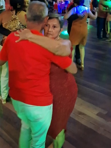 Dança: Vamos dançar e ser feliz família