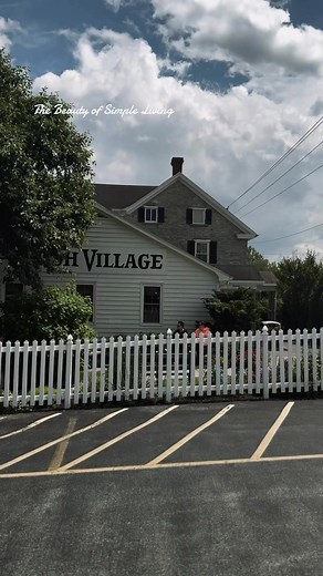 Step back in time and explore the peaceful world of the Amish community with a guided tour. Discover how the Amish live without electricity, grow their own food, and travel by horse and buggy #amishcountry #lifestyle | Ry Moe