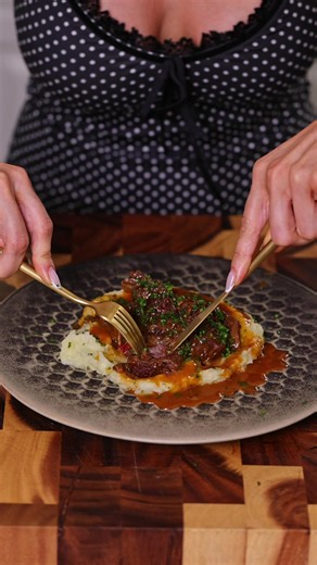 The kind of dinner you think about the next day. 🤌🏼🍷 Red Wine Braised Osso Buco Ingredients 2 veal or beef shanks Salt pepper ½ cup flour 2 tbsp olive oil 1 tbsp butter 1 onion, 2 carrots 2 celery stalks, diced 4 garlic cloves 2 tbsp tomato paste 1½ cups dry red wine 1½–2 cups beef stock 1 can crushed tomatoes Rosemary, thyme 2 bay leaves Gremolata: ½ cup parsley zest of 1 lemon 1 grated garlic clove flaky salt Instructions: Season shanks, lightly dredge in flour and sear in olive oil butter 
