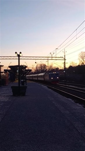 TÅGAB Rc3 1064 passerar Järna med ett tut. Filmat med ‪@mr.a32-413‬