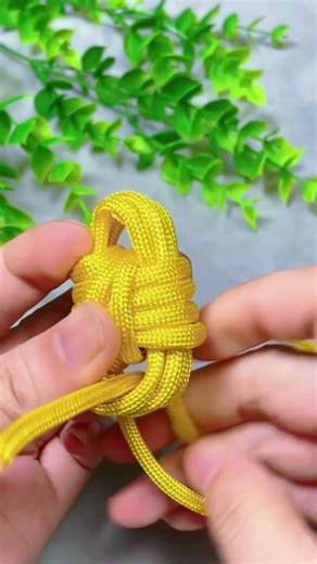 Instructions for making a keychain from marbles
