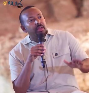አብይ “ባለፈው 100 አመታት ኢትዮጲያ ውስጥ ሰላም አልነበረም” የምትለዋን እየደጋገመ አሁን ሀገሪቷን በሁሉም አቅጣጫ እያመሰ ያለውን የርስበርስ ጦርነት justify ለማድረግ ይሞክራል። አዎ ኢትዮጲያ ውስጥ ጦርነቶች ነበሩ። ነገር ግን ባለፉት 100 አመታት ቢያንስ ደጋማው የሀገራችን አከባቢዎች ሸዋ፣ አርሲ፣ ወልጋ፣ ጎጃም፣ ወሎ ወዘተ ላይ የተራዘመ ውጊያ ተደርጎ አያውቅም። ዜጎች ከደሴ፣ ከድሬደዋ፣ ከደምቢ ዶሎ፣ ከጂማ፣ ከ ባህርዳር ወደ መዲናዋ በአውቶቢስ መጓጓዝ ያቃታቸው ጊዜ መች ነበር? በሀይለስላሴ፣ በደርግ እና በኢህአዴግ ዘመን ሱሉልታ ላይ የአማጺ እንቅስቃሴ ተሰምቶ ያውቃል ? አማጺ ብቻ ሳይሆን የመንግስት ወታደር ከተማ መሃከል ሰዎችን አፍኖ ገንዘብ ሲያስከፍል የነበረውስ መቼ ይሆን? ከአሁናዊ የሀገራችን የጸጥታ ቀውስ ጋር ሊወዳደር የሚችለው የታሪክ ዘመን ዘመነ መሳፍንት ብቻ
