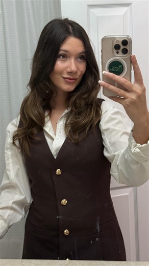 Alyssa Neves | Lifestyle Content Creator on Instagram: "If becoming a content creator is on your 2026 Bingo card, this is for you 📌 Haven was DIALED in ✍🏻 🌟Start before you feel ready — confidence comes after consistency 🌟Optimize your Instagram — treat it like a storefront, not a diary 🌟Define your content pillars so people know why they follow you 🌟Make a strong media kit before brands ask for one 🌟Post like you’re already a content creat