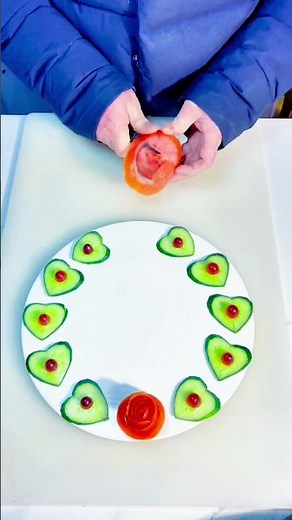 It's easy to learn how to decorate the plate with borders. #Fruit and vegetable shapes #Plate arran