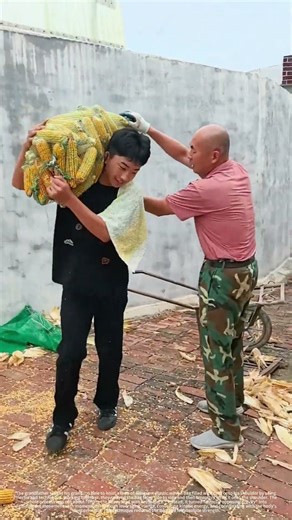 Leveraging inertia to lift heavy objects