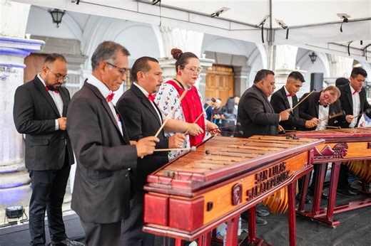 Compartimos con alegría los momentos del Concierto de Marimba en la Plaza Mayor. La música llenó la ciudad de energía y color, y nos encantó vivirlo junto a ustedes. ¡Gracias por ser parte de estas experiencias! #MunicipalidadDeAntiguaGuatemala #AntiguaGuatemala #FiestasPatrias | Municipalidad Antigua Guatemala