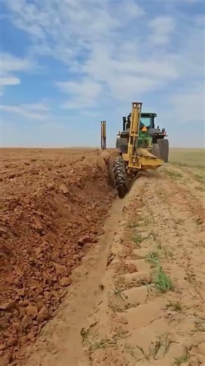 Tractor Magic? 🌾🚜 (It Turns Dirt Into Perfect Rows!) #farmtech #tractor