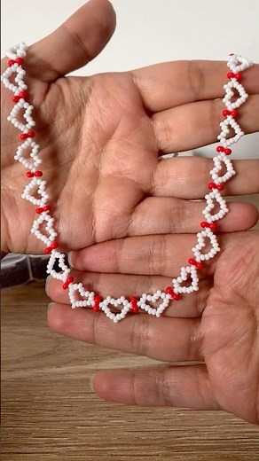 Tutorial collar de corazones en mostacilla checa paso a paso