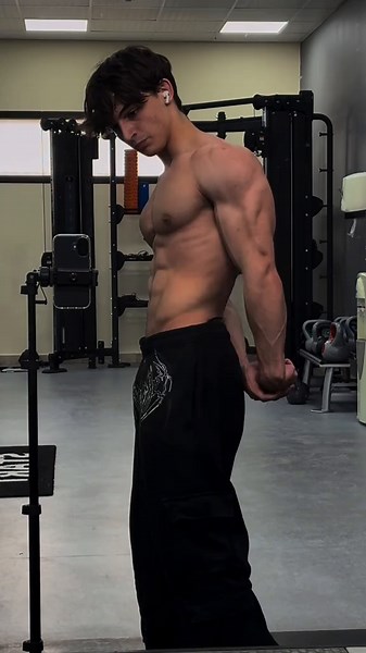 Paparazzi: Unveiling the Aesthetic of Celebrity Gym Life