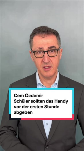 Ausschnitt aus dem kompletten Statement von @Cem Özdemir . Er schlägt vor: Handy vor der ersten Schulstunde abgeben, nach der letzten wieder zurück. Was haltet ihr davon? 👇 #schule #smartphone #politik #socialmedia #cemözdemir