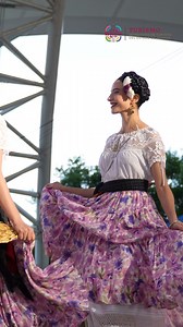 Desde el Auditorio Guelaguetza, Loma Bonita compartió el alma de su gente con el fandango popular que distingue a la Cuenca del Papaloapan. Con vestimentas llenas de color, música viva y una energía que contagia, su presentación fue reflejo del orgullo por sus raíces y del amor profundo por su tierra. Una comunidad que honra su historia a través del arte y la tradición, reafirmando la riqueza cultural de Oaxaca, el #CorazónCulturalDeMéxico. ❤️ ¡Que viva Loma Bonita y su legado! 🎉 #OaxacaMéxico 