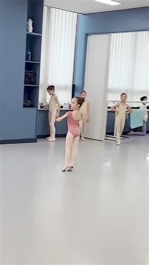#balletroyalacademyofdance #bailarinospelomundo #balletdancer #ballet #dancer #ballettok #ballerina #balletphotography #balé #dança #balletclassico #balletclass #balletpost #dance #balletlovers #balletadulto #balletlovers | I love ballet