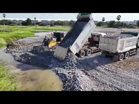 利用土石方混合煤矸石进行水域回填造路，推土机就一辆！ #推土机 #卡车 #土石方工程 #解压