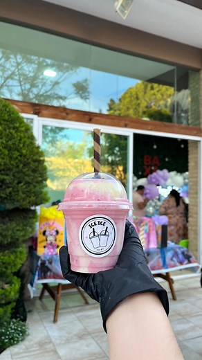 🥥🍓 Fresa colada, uno de nuestros más de 10 sabores que agregamos en cada uno de nuestros eventos. ✨ - - 🥳 Sorprende a tus invitados y dale a tu festejado(a) un día mágico 🤩 - - 📲 WhatsApp: 477-814-9092 o 56-4993-0830 - - #iceicebaby #babybar #todoparatufiesta #barrasmoviles | Ice Ice Baby