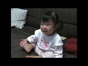 『いないいないばあっ!』のオープニングを歌う娘
