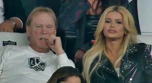 "Mark Davis Is Winning At Life": Social Media Is Going Wild Over The New Blonde Smokeshow Spotted Sitting Next To The Raiders Owner During MNF