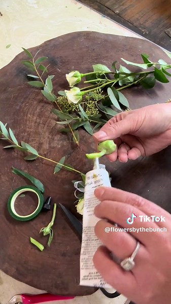 Let’s make a corsage fir a wedding #weddingflowers #wristcorsage #corsage #flowers #florist #flowershop #fyp