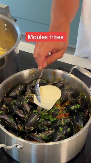 Babe veut des moules frites 🍟🦪 Ingrédients : - 2 kg de moules - 1 chorizo fort - 1 poireau - 1/2 fenouil - 2 branches de céleri - 1 échalote - 1 oignon blanc - 1 piment rouge - 3 gousses d'ail - 2 branches de romarin - 1 bouquet de persil - 2 cuillères à soupe de crème fraîche - Huile d'olive - Sel et poivre - 30 cl de vin blanc Instructions : 1. Émince finement le chorizo, le poireau, le fenouil, le céleri, l'échalote, l'oignon, le piment et l'ail. 2. Commence par faire revenir le chorizo ave