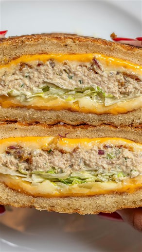 Nicky Cheese on Instagram: "We upgraded the Tuna Melt 🐟 Lo renovamos desde adentro: más cremoso, más crunchy, más adictivo. Viene con medio pickle al costado 🥒 Si sos team tuna melt, you’re gonna love this 🫶"