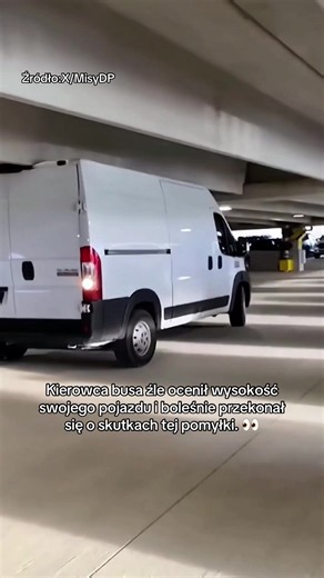Kierowca busa źle ocenił wysokość pojazdu — co się stało?