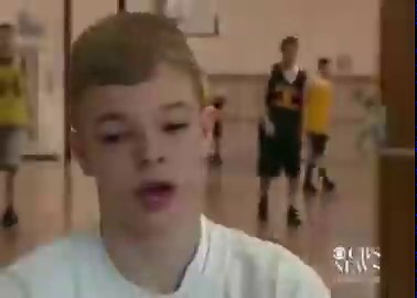 Hace 19 años, un entrenador de baloncesto de secundaria puso a su gerente de equipo en un partido durante los últimos cuatro minutos. El chico nunca había jugado un solo minuto de baloncesto competitivo en su vida. Anotó 20 puntos.Jason McElwain fue diagnosticado con autismo severo a los dos años. No habló hasta los cinco. No pudo masticar comida sólida hasta los seis. Usó pañales durante la mayor parte de su infancia temprana. Como bebé, era rígido, no hacía contacto visual y se escondía en las