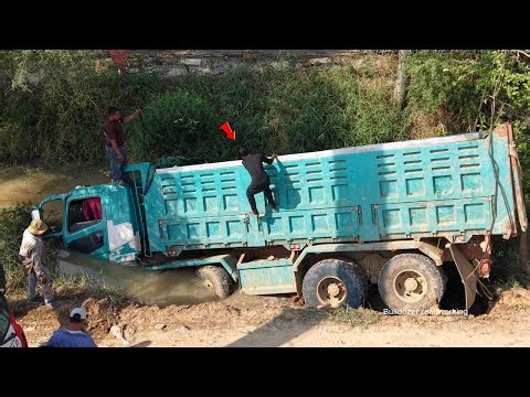 OMG! Impressing Incredible FUSO Dump Truck 25ton Falls Into Canal Aid Heavy Four Crane Lifts Extreme