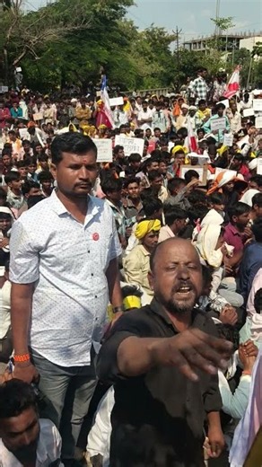 आक्रोश आदिवासी आंदोलकाचा लोकशाही मध्ये सर्व नागरिक समान असता आदिवासींना ही व्यवस्था हलक्यात का घेते?