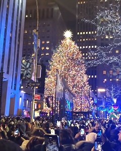 Seeing the Rockefeller Christmas tree lighing in New York is on my bucket list! 😱🎄 | VT