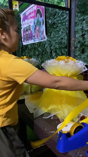 102K views · 1.3K reactions | ang lakiiiiiii ng bouquet! #bentang benta to sa valentines! 殺 Wrapping tutorials | Wrapping tutorials 2.0 | Facebook