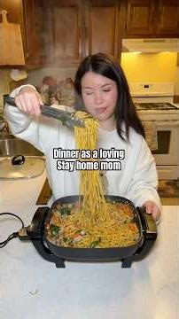 Pork Lo Mein #dinner #dinnerformyfamily #momsoftiktok #ayomadelyn #lomein #cooking #cheapmeals