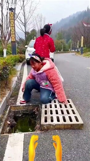 😱Cute Helping Hand🫡 #shorts #babygirl #help #kindness #viral #love #girl #ball #ytshorts