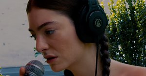 Watch Lorde Perform 'Stoned At The Nailed Salon' Live From A New York Rooftop