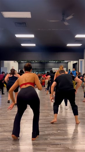 Emma Herrera on Instagram: "Saturday in the lab ❤️🪘🇨🇺🌊🌞🏹🏝️⛓️🗡️📿 Gracias por la clase @hongjulio!"