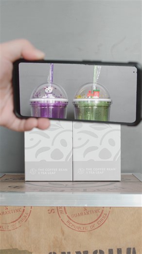 It’s officially holly-jolly gift season! 🎁 #CBTLph Shop our holiday cold cups in select stores. | The Coffee Bean & Tea Leaf (Philippines)