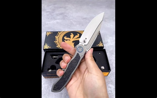 全新正品美国🇺🇸微技术Microtech 金色爪标，缎面拉丝毒蜻蜓，横向拉丝，更显质感，钛合金框架，碳纤维贴片