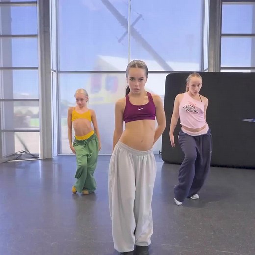 TRIPLE THREAT 🚨🤯 BSA students @tayla_morris_, @lilahmaegow and @scarlettdidonato_ absolutely smashing this combo by @tahliapetreska_ 😱