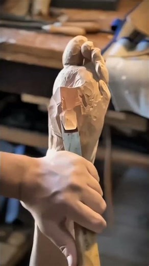 A Detailed Guide to Carving Wooden Sculptures Using Traditional Hand-Carving Techniques