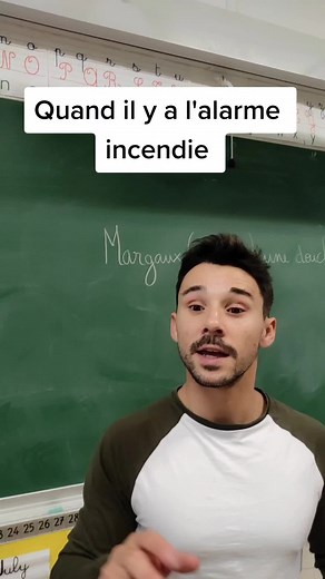 Quand il y a l'alarme incendie. Désolé pour le bruit de l'alarme, autant insupportable qu'en vrai 😆 #humour #prof #ecole