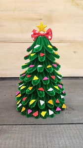 Easy to make Christmas tree with pipe cleaners 🎄 #christmas #christmastree #xmastree #handmade #diy #christmasdecor | MNS Crafts