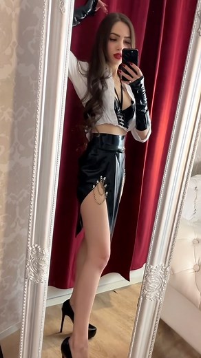 Aliena Moore on Instagram: "Perfect Skirt @kirstenvaams 🖤"