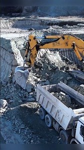 Liebherr 974 Litronic BURYING Truck 822 With Boulder Load!