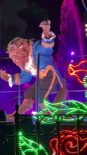 Mira a quienes nos encontramos en Disneyland : la bella y la bestia y la sirenita en Fantasmic