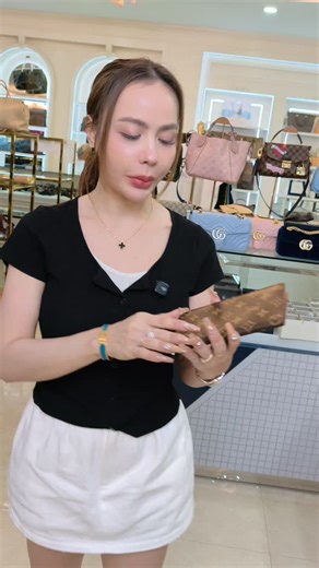 กระเป๋าแบรนด์เนมมือสองของแท้ on Instagram: "Louis Vuitton Zippy Coin Purse – Monogram Canvas 🤎✨ กระเป๋าสตางค์ LV Zippy Coin Purse ลาย Monogram Canvas คลาสสิกตลอดกาล ทรงบาง กะทัดรัด พกง่าย ใส่บัตร เหรียญ ธนบัตรได้ครบ หยิบใช้เมื่อไหร่ก็ดูแพง เรียบหรู ไม่มีเอาต์ 📌 รุ่นยอดฮิต ใช้ได้ทุกวัน 📩 สนใจสอบถาม/ทักแชทได้เลย #LouisVuitton #LVZippy #ZippyCoinPurse #LVWallet #MonogramCanvas แม่ค้าก้อย KOISTORE"