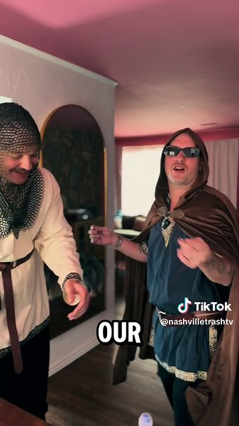 What dost the lads undertake when the sovereign doth act in a most suspicious manner? TAG A KING THATS ACTING SUS! #medieval #hightimes #middleearth . . . 🎥 @nashvilletrashproductions Peasant 1 - @rootbeerrichie Peasant 2 - @crystalseths