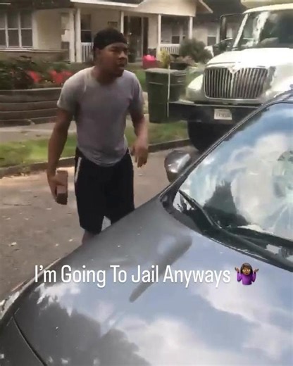 @globalshootings on Instagram: "日本利用压电瓷砖将脚步转化为电能。这些瓷砖捕捉来自你脚步的动能。当你行走时，你的重量和动作会对瓷砖产生压力。瓷砖会轻微弯曲，从而产生机械应力。瓷砖内部的压电材料将这种应力转化为电能。每一步都会产生少量电荷，而数百万步结合在一起就能产生足够的电力来驱动 LED 灯、数字显示屏和传感器。在像涩谷车站这样繁忙的地方，每天大约有 240 万个脚步为这一系统作出贡献。这些电能可以被储存或立即使用，从而减少对传统电力来源的依赖，并支持可持续的城市基础设施。这种方法将日常运动转化为实用的可再生能源 #日本 #知识 #事实 #你知道吗 #推荐 #科技 #创新 #历史 #技术 #实验 #热门"