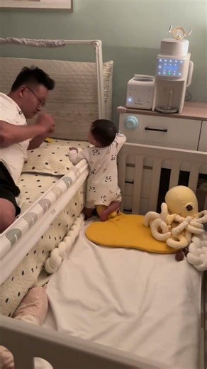 Dad Amazed by Smart Baby Who Stopped Crying by Waking Him Up for Milk